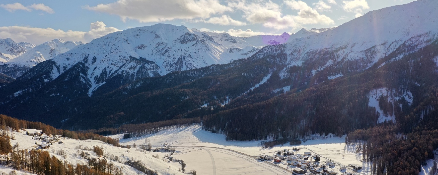 Blick auf das Dorf Fuldera sowie Fuldera Furom (Langldasaufzentrum)