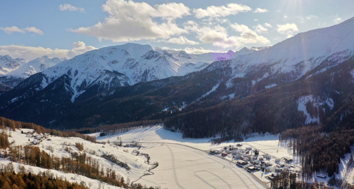 Blick auf das Dorf Fuldera sowie Fuldera Furom (Langldasaufzentrum)