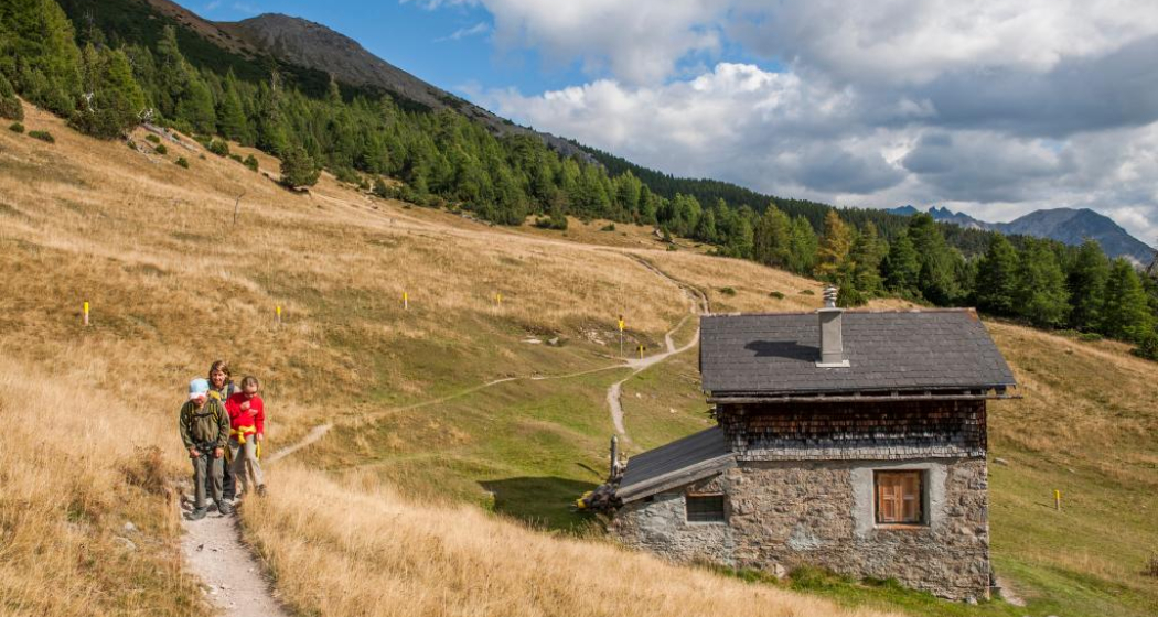 Die Hütte auf Alp la Schera dient den Parkwächtern als Unterkunft. Die Hütte auf Alp la Schera dient den Parkwächtern als Unterkunft.