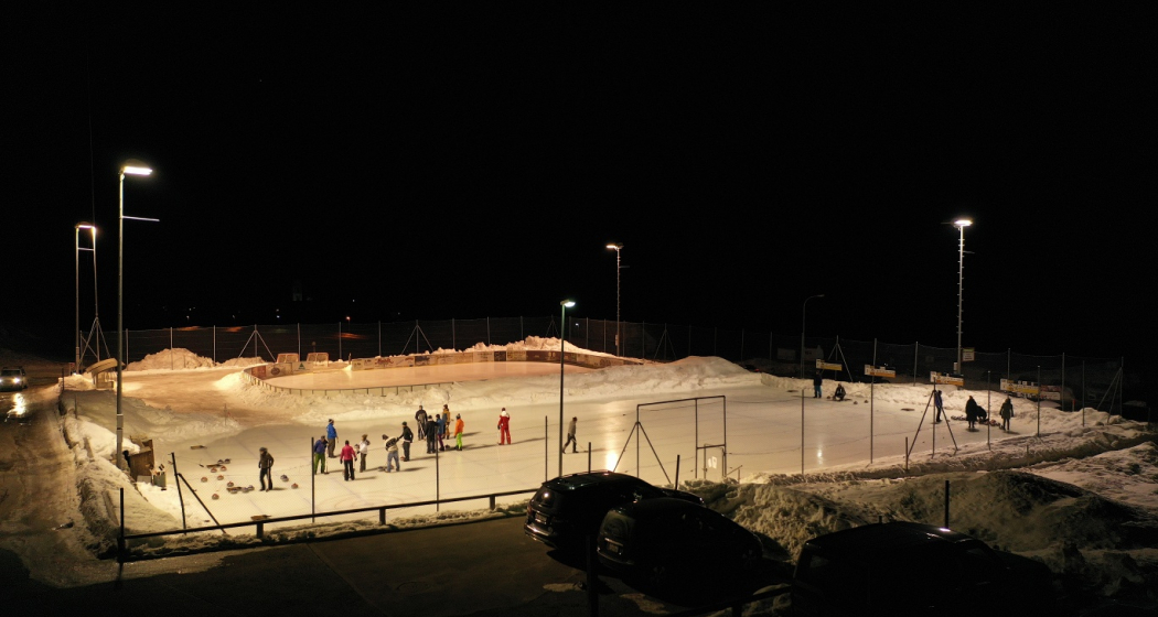 Eisplatz und Curlingbahn Tschierv bei Nacht. Eisplatz und Curlingbahn Tschierv bei Nacht.