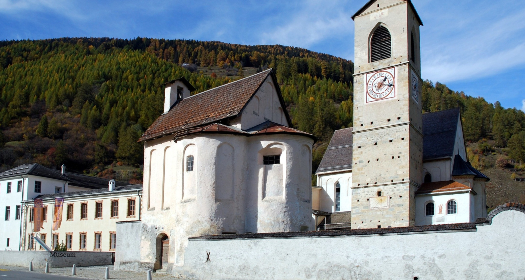 Die Klosteranlage des Benediktinnerinnenklosters St. Johann in Müstair. Die Klosteranlage des Benediktinnerinnenklosters St. Johann in Müstair.