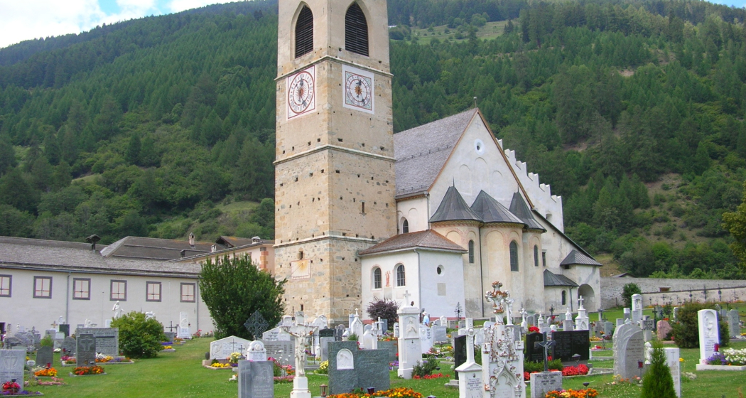 Kirche und Friedhof am Benediktinerinnenklosters St. Johann in Müstair. Kirche und Friedhof am Benediktinerinnenklosters St. Johann in Müstair.