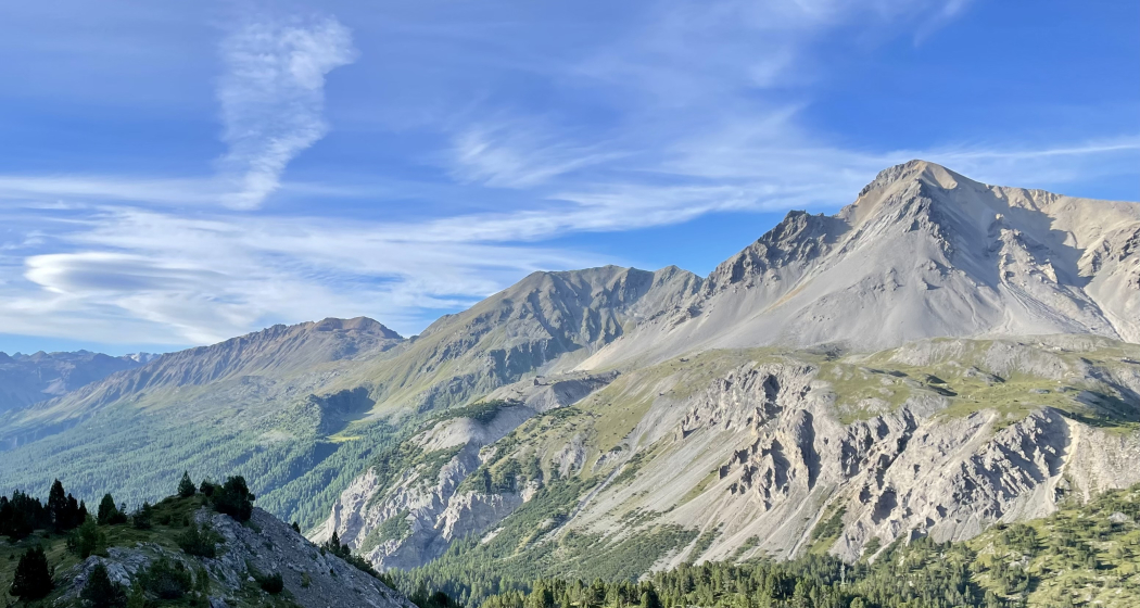 Blick vom Senda Val Müstair in Richtung Val Müstair (v.l. Piz Turettas, Piz Dora, Piz Daint) Blick vom Senda Val Müstair in Richtung Val Müstair (v.l. Piz Turettas, Piz Dora, Piz Daint)