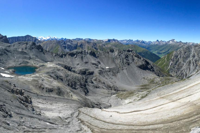 The Fuorcla Val Sassa offers a wonderful view of the Lai da Müschauns and the Bernina group.
