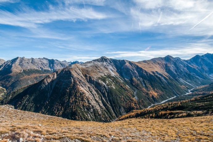 The ridge towards Murtaröl offers a wonderful view into the Val Cluozza and to the Murtersattel.