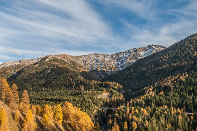 The Val Tantermozza stretches from God d’Arduond in the middle of the picture and then into the valley behind the Muot sainza Bön on the right.