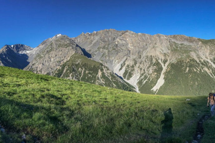 Sunrise on Alp Murter with a view into Val Sassa and to Piz Quattervals.