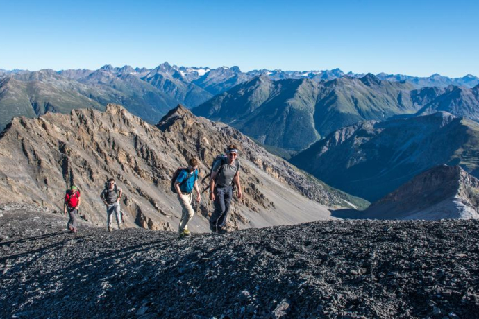 On the summit ridge of Piz Quattervals, view to the north. In the middle ground the Spi da Tantermozza, in the background the mountains of the Silvretta group.