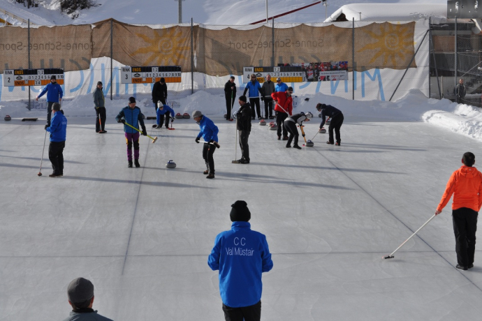 Curling in Tschierv (oua_43996700_image)