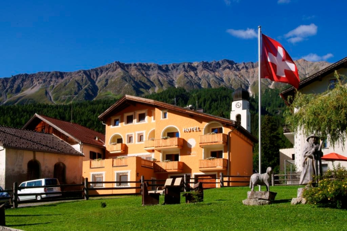 Aussenbild Sommer, Hotel Landgasthof Staila, Fuldera