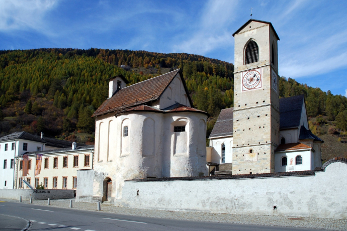 Die Klosteranlage des Benediktinnerinnenklosters St. Johann in Müstair. Die Klosteranlage des Benediktinnerinnenklosters St. Johann in Müstair.