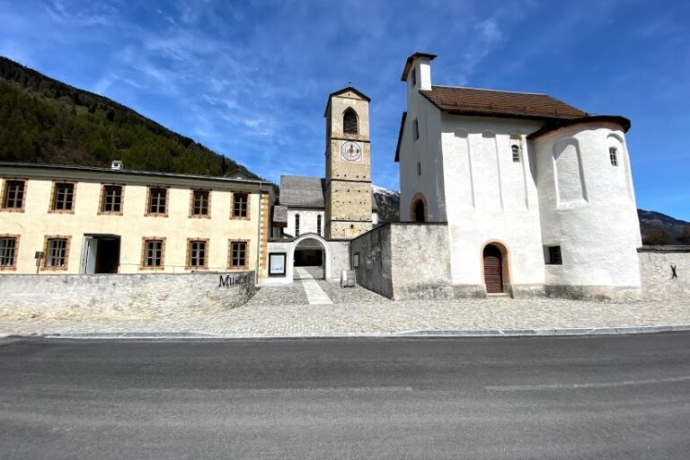 Guided tour of the church and museum at Christmas time (gdl_896945550_image)