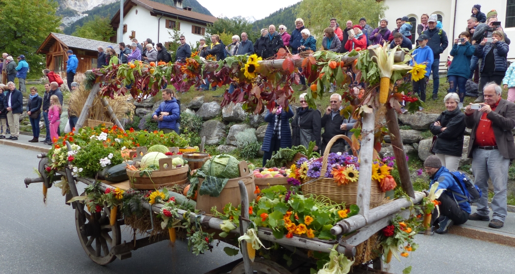 Erntedankfest im Val Müstair mit Wagen