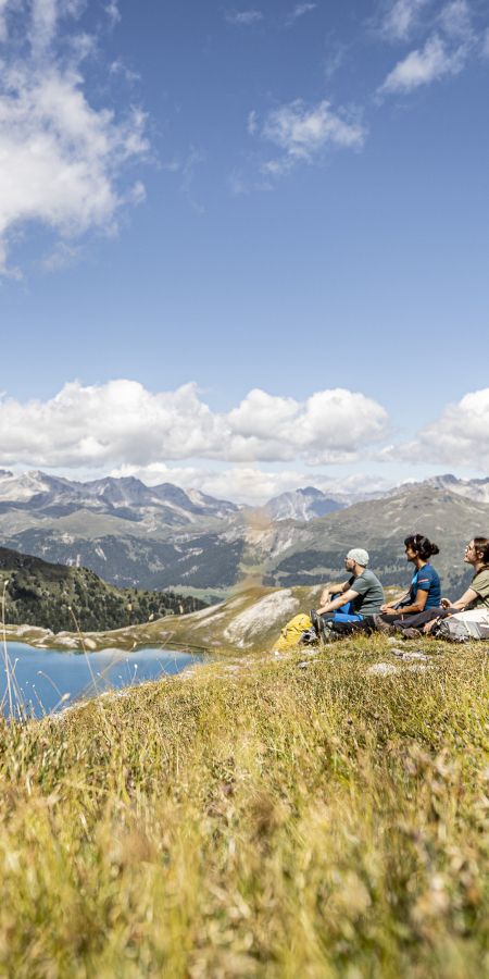 Gemütliche Rast an einem Bergsee im Val Müstair.