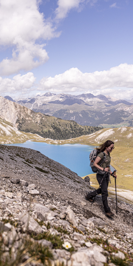 Wandern im Val Müstair mit Aussicht auf Berge und Bergsee.