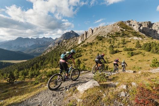 Mountainbiken auf naturbelassenen Singletrails im Val Müstair, Schweiz.
