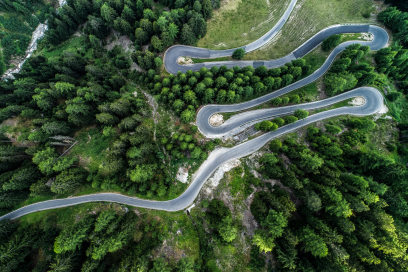 Vogelperspektive auf die markanten Haarnadelkurven des Umbrailpasses zwischen Graubünden und Südtirol.