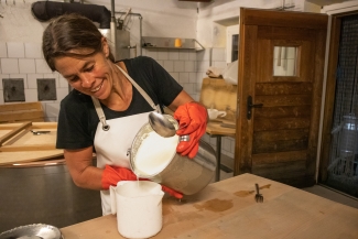 Wenngleich die landläufige Vorstellung manchmal eine andere ist: Die Arbeit auf der Alp ist kein Zuckerschlecken. Denn immerhin ist Salz ein ziemlich bestimmendes Element. Weil der Schweiss bisweilen in Strömen rinnt. Oder der Käse damit eingeschmiert wird und ja, geht es nach den Kühen, dann frönen sie dem Salzschlecken ausgesprochen gerne. Zurück zum Zucker: Der Sommer in den Bergen mit traumhaften Sonnenuntergängen, Ruhe fern vom Grossstadttrubel, Nähe zur Natur, Arbeit mit Tieren und einfachem Leben ist