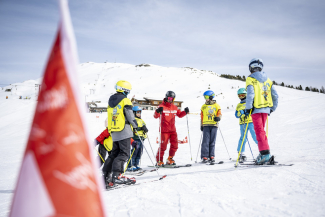 Skikurs im Skigebiet Minschuns, Val Müstair, Schweiz.
