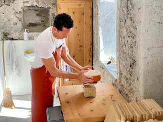 Uli Veith wiegt den Klosterkäse