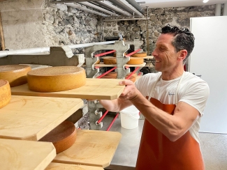 Nach dem Schmieren lagert der Käse in den Klostermauern