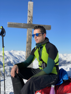 Nach dem Aufstieg einer Bergtour wird Uli Veith mit einem schönen Panorama belohnt