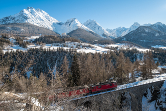 RhB-Zug vor Schloss Tarasp