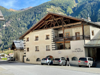 Uli Veith vor dem Hotel Chalavaina Uli Veith vor dem Hotel Chalavaina