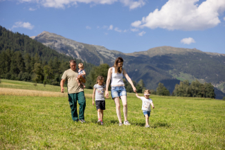 Lorenz Tschenett mit seiner Familie.