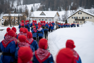 Chalandamarz-Umzug mit den Kindern des Val Müstair.