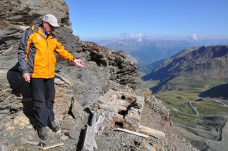 Eine einfache Höhle diente den Österreichern als Unterschlupf, im Sommer wie im Winter Eine einfache Höhle diente den Österreichern als Unterschlupf, im Sommer wie im Winter