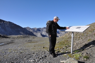 Der Wanderweg ist mit Schautafeln und rot-grün-weissen Markierung versehen Der Wanderweg ist mit Schautafeln und rot-grün-weissen Markierung versehen