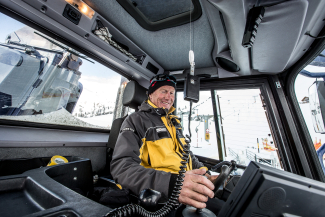Daniel Pitsch im Pistenbully, Skigebiet Minschuns.