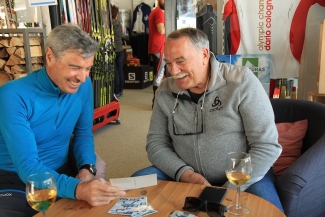 Curdin Bott und Remo Cologna im Café des Langlaufzentrums in Fuldera, welches ein beliebter Treffpunkt für Gäste und Einheimische ist. Curdin Bott und Remo Cologna im Café des Langlaufzentrums in Fuldera, welches ein beliebter Treffpunkt für Gäste und Einheimische ist.
