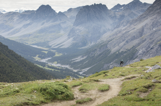 Nicci Tschenett mit Blick auf das Tal