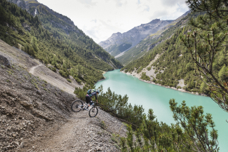 Nicci Tschenett bei einem See