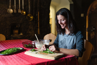 Nicci Tschenett beim Kochen.