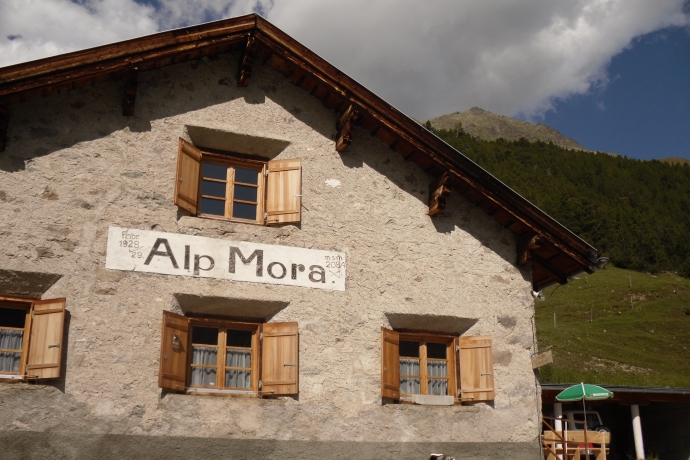 Zuhinderst im Val Mora befindet sich die bewirtschaftete Alp Mora.