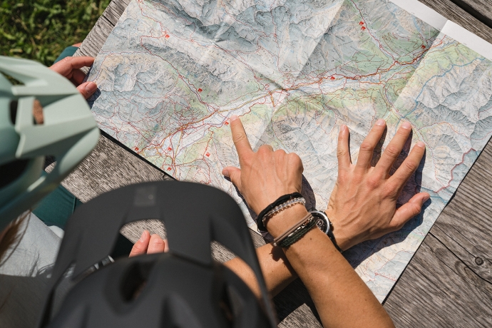 Broschüren und Karten Val Müstair