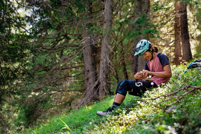 Den Wald geniessen und Pilze sammeln – auch das gehört für Nicole dazu.