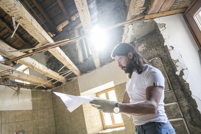 Dario Fallet bei der Arbeit als Bauführer.