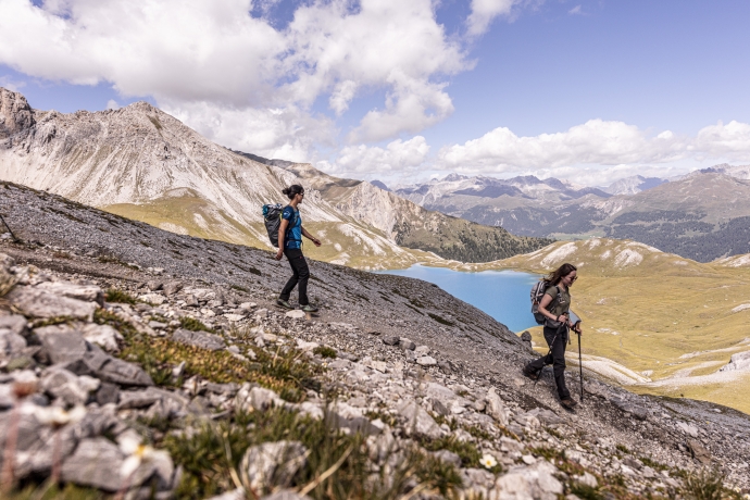 Wandern im Val Müstair mit Aussicht auf Berge und Bergsee.