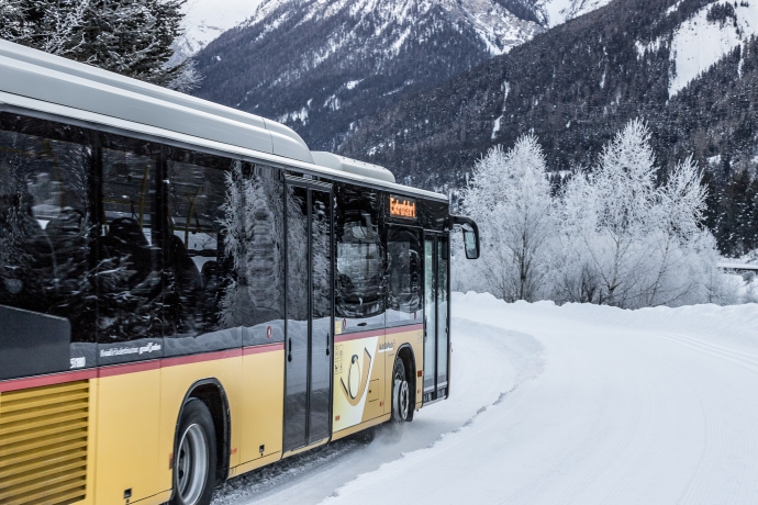 Postauto im Winter