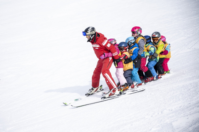 Skifahren lernen im Skigebiet Minschuns.