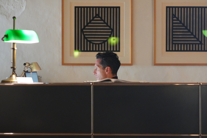 Uli Veith beim Empfang der Gäste im Hotel Chasa Chalavaina