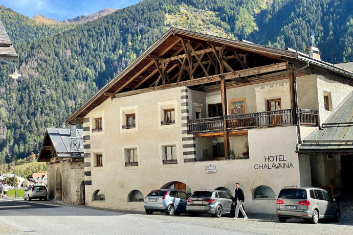Uli Veith vor dem Hotel Chalavaina Uli Veith vor dem Hotel Chalavaina