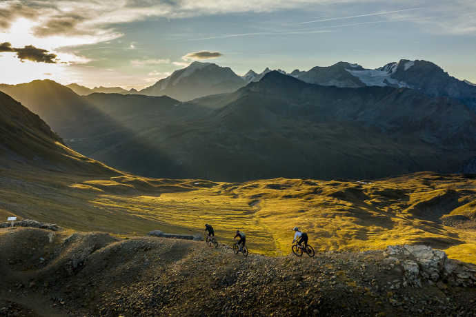 Graunbünden, Herbert.bike, MTB, Postautotour, Postautp, Scuol, Val Müstair, bike, valmüstair, graubünden, sommer, umbrailpass, cloud, dawn, dusk, evening, fell, hill, horizon, landscape, morning, mountain, mountain range, nature, plateau, ridge, sky, sunlight, sunrise, sunset, valley, wilderness