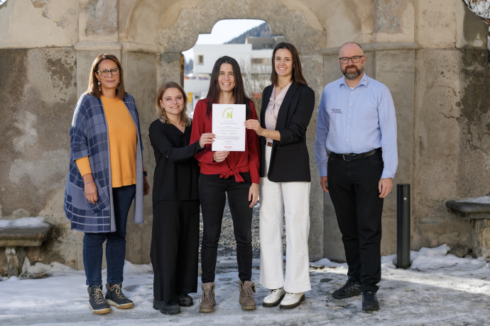 Einsatz für nachhaltigen Tourismus: die Tourismus Engadin Samnaun Val Müstair AG (TESSVM): (v.l.n.r.) Gabriella Binkert Becchetti, (VR-Präsidentin TESSVM), Jeannine Lehmann (Produktmanagerin), Sarah Stempfel (Leiterin Produktmanagement, Hauptverantwortliche), Lea Wenter (Produktmanagerin), Bernhard Aeschbacher (Direktor TESSVM).