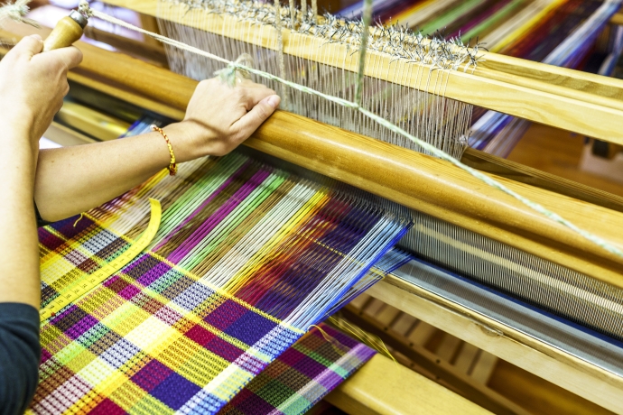 Edle Stoffe werden von Hand gewoben.