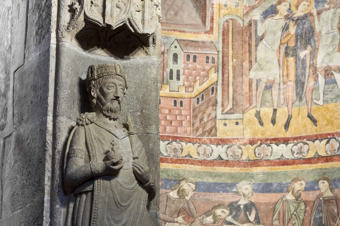 Karl der Grosse in der Kirche und Heiligkreuzkapelle.